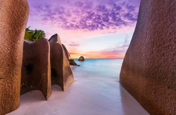 Vackert Formade Granitblock Och Dramatisk Solnedgång Vid Stranden Anse Source — Stockfoto