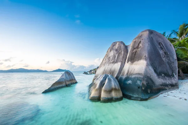 Vackert Formade Granitblock Som Reflekteras Vattnet Vid Stranden Anse Source — Stockfoto