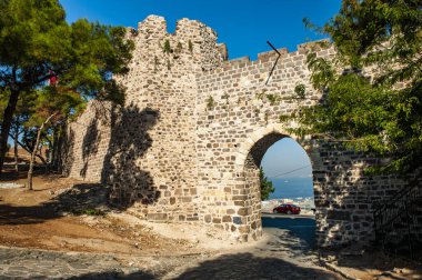 Türkiye 'nin İzmir kenti yakınlarındaki Pagos Dağı' nın tepesindeki Kadifekale Tepesi Kalesi 'nin duvarları 