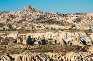 Antik bir kent ve Uchisar kalesi, güneş doğduktan sonra bir dağdan kazıldı, Kapadokya, Türkiye