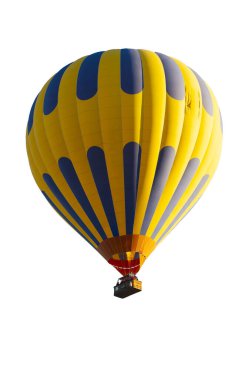Beyaz arka planda izole edilmiş turistlerle dolu sarı ve mavi balon