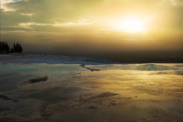 Piękny Żywy Zachód Słońca Nad Trawertynowymi Tarasami Basenami Pamukkale Turcja — Zdjęcie stockowe