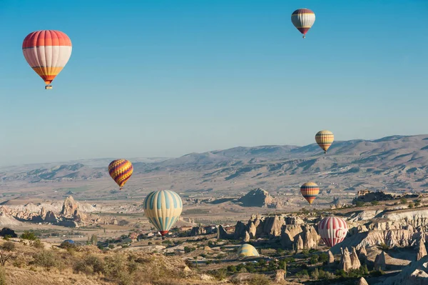Güneş Doğarken Goreme Yakınlarında Kapadokya Üzerinde Uçan Sıcak Hava Balonları — Stok fotoğraf