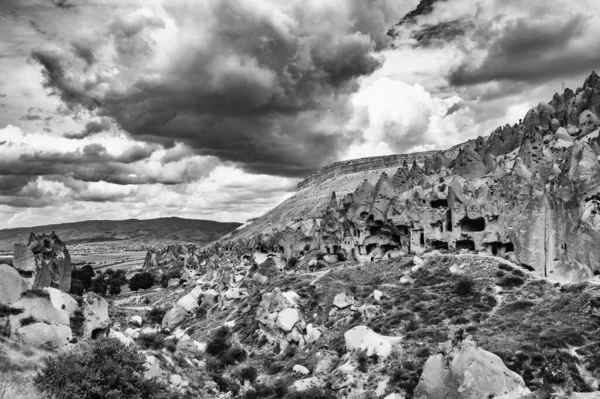 トルコ カッパドキアのゼルブ渓谷にある壮大な歯のような岩の形成と古いキリスト教の洞窟 — ストック写真