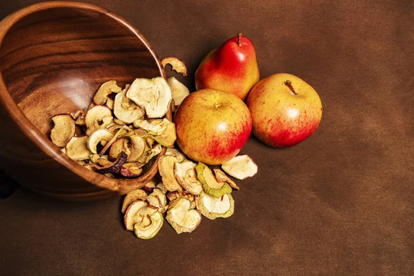 Pile Pommes Séchées Avec Deux Pommes Entières Une Poire Couchée — Photo