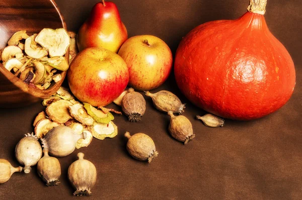 Bodegón Calabaza Kuri Roja Fresca Cabezas Amapola Una Pila Manzanas —  Fotos de Stock