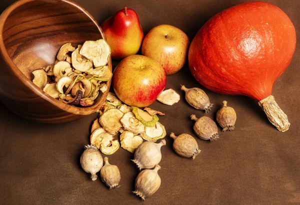 Nature Morte Courges Kuri Rouges Fraîches Têtes Pavot Tas Pommes — Photo