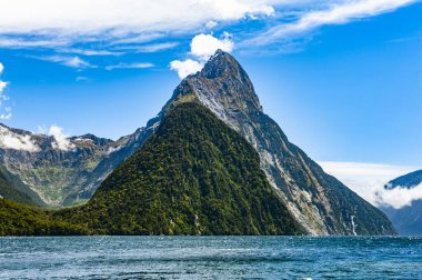 Ünlü Mitre Peak, Milford Sound Fiord 'dan yükseliyor. Fiordland Ulusal Parkı, Yeni Zelanda