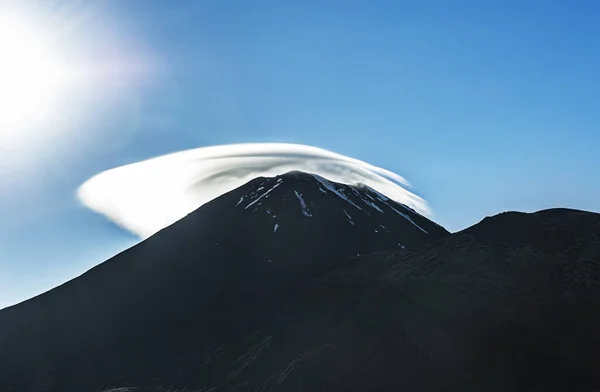 Mount Ngauruhoe Met Een Wolkendek Een Ochtendzon Het Een Wijdvermaarde — Stockfoto