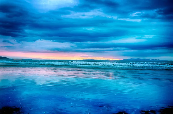 Μπλε Σουρεαλιστικό Ηλιοβασίλεμα Πάνω Από Θάλασσα Στη Νέα Ζηλανδία — Φωτογραφία Αρχείου