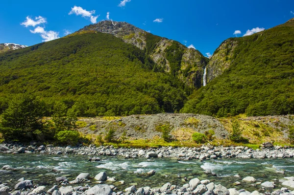 在新西兰亚瑟山口国家公园 可以看到前面的比莱河和后面的魔鬼潘奇碗瀑布 — 图库照片