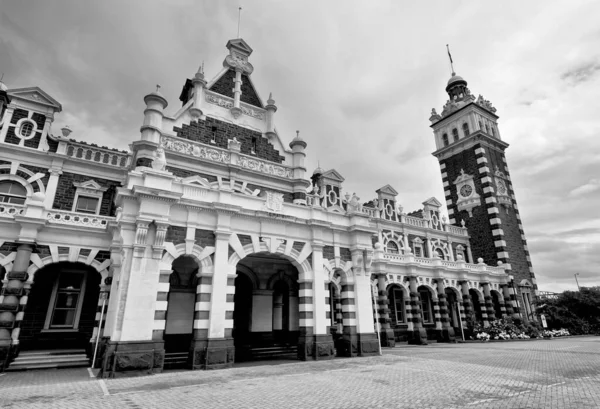 有名なダンディン鉄道駅はジョージ グループによって設計され 1906年に開業した ニュージーランドのダンディン 黒と白 — ストック写真