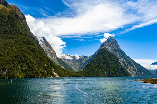 Słynny Szczyt Mitre Wznoszący Się Pożaru Milford Sound Park Narodowy — Zdjęcie stockowe