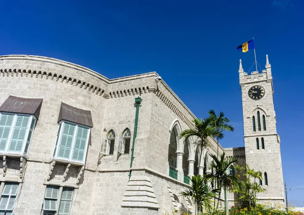 议会大楼和挂满巴巴多斯国旗的钟楼座落在加勒比岛国布里奇敦的宽街上 — 图库照片