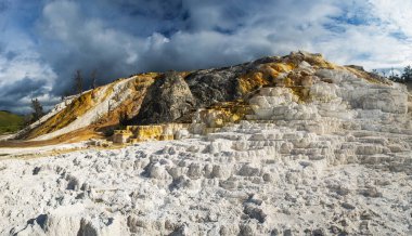 Mammoth Hot Springs, Yellowstone Ulusal Parkı 'nda canlı teraslar kaya oluşumları. ABD