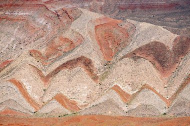 163. Otoyol 'dan izlenen kırmızı bantlı katman ilginç bir arka plan. Zigzag deseni eğimli tabakanın aşınmasından kaynaklanıyor. Meksika Şapkası, Utah - ABD