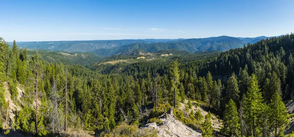 美国加州至内华达州80号公路上的塔霍国家森林和内华达山脉全景 — 图库照片