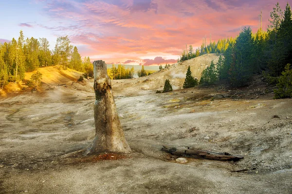 記念碑ガイザー盆地で見られる日没時の沈黙の尖塔 イエローストーン国立公園 ワイオミング州 アメリカ — ストック写真