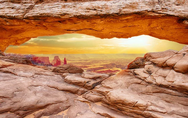 Belo Nascer Sol Vívido Visto Através Mesa Arch Parque Nacional — Fotografia de Stock