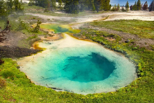 Foto Mortal Piscina Bluebell Desde Arriba Parque Nacional Yellowstone Wyoming —  Fotos de Stock