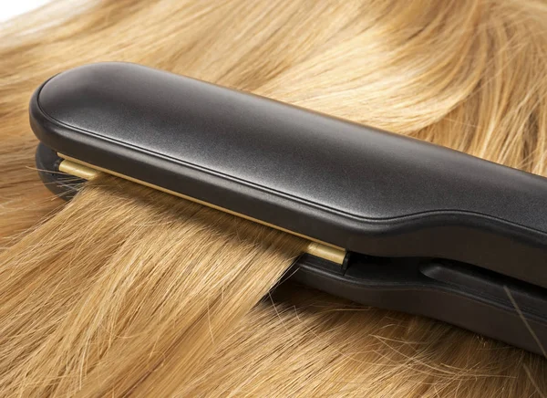 Straightening Long Blond Hair Hair Irons — Stock Photo, Image