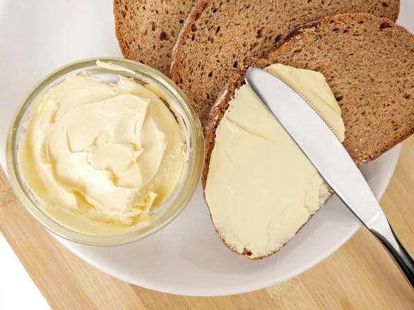 Uma Faca Espalhando Manteiga Pão — Fotografia de Stock