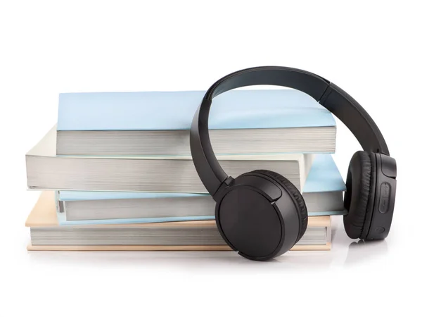 Vezeték nélküli fejhallgató keménykötésű könyvekkel — Stock Fotó