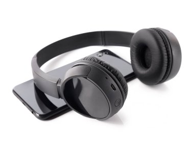 Kablosuz kulaklık ve akıllı telefon.