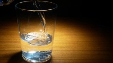 Efervesan hap su ile cam düşen