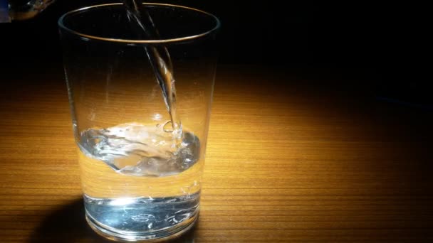 Brausetablette Fällt Mit Wasser Ins Glas — Stockvideo