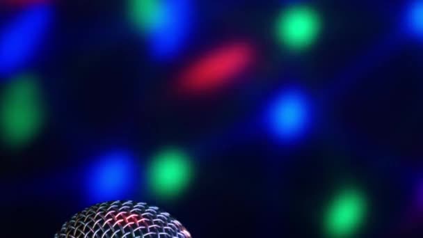 Microphone Déplaçant Sur Fond Flou Cercles Bokeh — Video