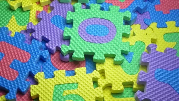 Alphabet Fond Puzzle Mousse Déplaçant Sur Une Plaque Tournante — Video