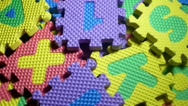 Alfabet Foam Puzzel Achtergrond Bewegende Een Draaitafel — Stockvideo