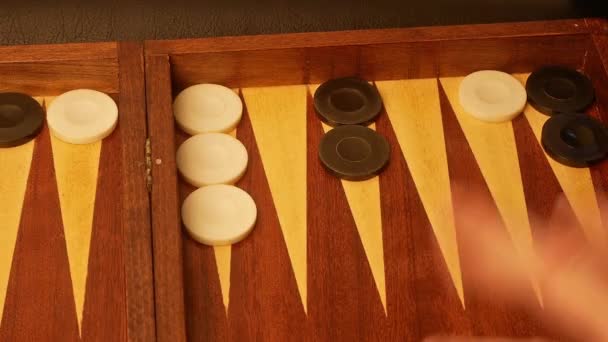 Detail Van Een Backgammon Spel Met Twee Dobbelstenen — Stockvideo