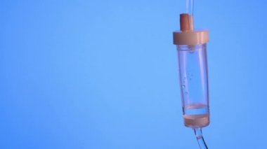 mavi bir arka plan üzerinde damla sayacı