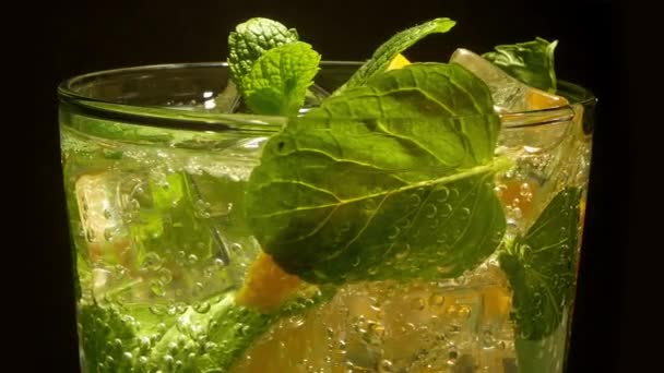 Copo Cocktail Com Limão Hortelã Gelo Movimento Uma Plataforma Giratória — Vídeo de Stock