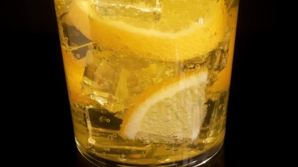 Copo Cocktail Com Limão Gelo — Vídeo de Stock