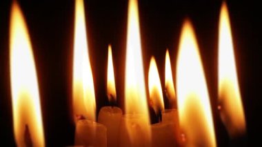 Mumlar karanlıkta yanar