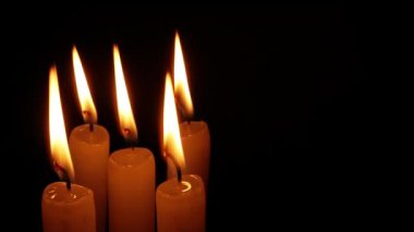 Mumlar siyah arkaplanda. Bir dakikalık sessizlik.