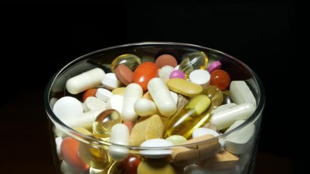 Tas Différentes Pilules Dans Verre Déplaçant Sur Une Plaque Tournante — Video