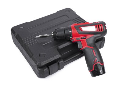 Beyaz arkaplanda kablosuz elektrikli tornavida.