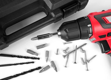 Kablosuz elektrikli tornavida ve matkap ucu beyaz arkaplanda ayarlandı