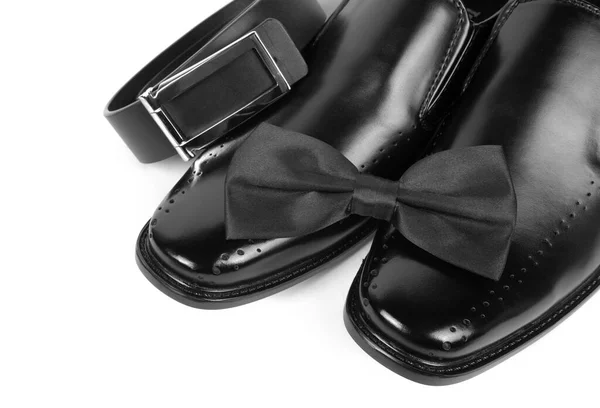白い背景に黒い男性の靴 弓ネクタイとベルトのクローズアップ — ストック写真