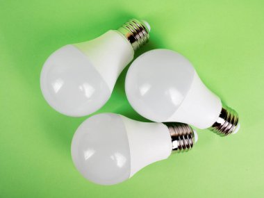 Yeşil arkaplanda üst görünüm lambaları