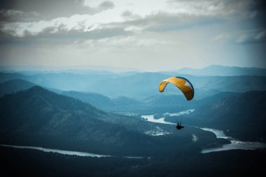 Dağların arka planında paraşütçü