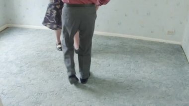 Onların oturma odasında jive dans kalbinde kıdemli beyaz aktif genç çift