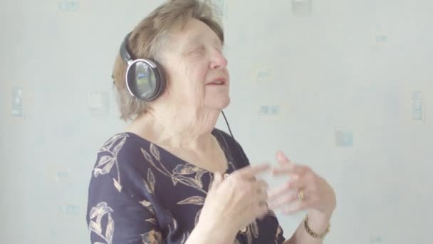 Ενεργό Ανώτερος Καυκάσιος Γυναίκα Ακρόαση Και Τραγούδι Μουσική Στο Mp3 — Αρχείο Βίντεο