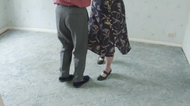 Jóvenes Activos Corazón Senior Caucásico Pareja Jive Bailando Sala Estar — Vídeo de stock