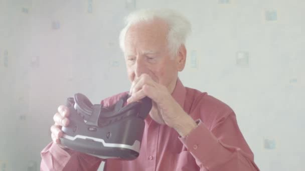 Uomo Caucasico Anziano Attivo Che Indossa Cuffie Realtà Virtuale Nella — Video Stock