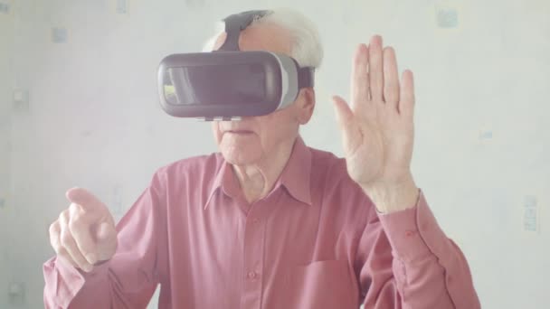 Actieve Senior Kaukasische Man Dragen Headset Zijn Huis Spelen 360 — Stockvideo